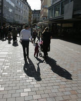 autumn, backlight, Bielefeld, bright, casual, crowd, day, Deutschland, eye level view, family, Nordrhein-Westfalen, people, street, sunny, walking