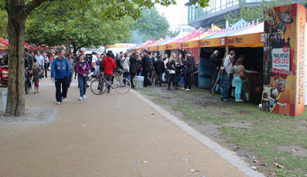 autumn, casual, crowd, day, diffuse, diffused light, England, eye level view, London, market, people, stall, The United Kingdom, walking