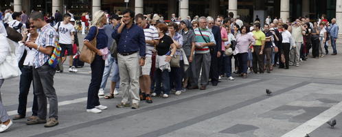 casual, crowd, day, eye level view, Italia , Lombardia, Milano, natural light, people, plaza, queuing, standing, summer