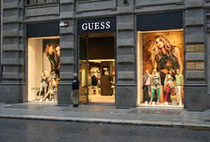 artificial lighting, Bari, evening, eye level view, Italia , mannequin, object, pavement, Puglia, retail, shop, winter