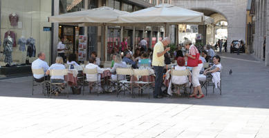 bright, cafe, day, eye level view, furniture, group, Italia , Padova, people, sitting, standing, street, summer, sunny, umbrella, Veneto