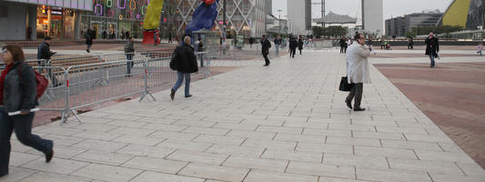 autumn, day, diffuse, diffused light, eye level view, France, group, Ile-De-France, natural light, Paris, pavement, people, walking