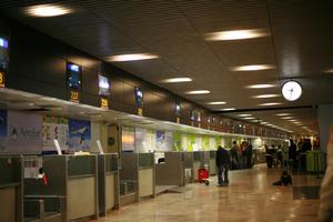 artificial lighting, ceiling, eye level view, group, Madrid, people, Spain, station