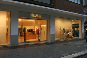 artificial lighting, Bari, evening, eye level view, Italia , mannequin, object, pavement, Puglia, retail, shop, winter