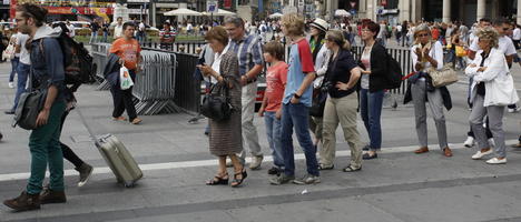 casual, crowd, day, eye level view, Italia , Lombardia, Milano, natural light, people, plaza, queuing, standing, summer