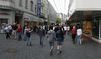 autumn, Bielefeld, bright, casual, crowd, day, Deutschland, eye level view, Nordrhein-Westfalen, people, shady, street, walking