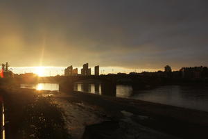 autumn, city, contre-jour, embankment, England, eye level view, golden hour, London, overcast, river, sky, sun, sunlight, sunrise, sunset, The United Kingdom