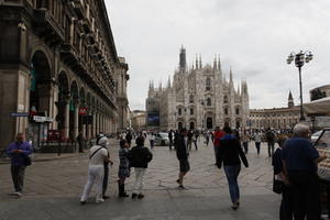 casual, cathedral, crowd, day, eye level view, Italia , Lombardia, Milano, natural light, people, plaza, standing, summer, walking