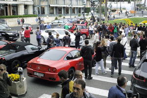 ambient light, car, crossing, crowd, day, diffused light, elevated, ferrari, Monaco, Monte Carlo, Monte-Carlo, natural light, street, walking