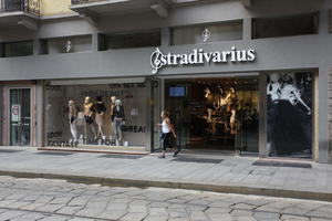 day, entrance, eye level view, Italia , Lombardia, mannequin, Milano, natural light, shop, shopfronts, summer, sunny