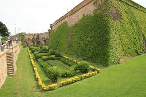 Barcelona, bush, Cataluña, day, diffuse, diffused light, elevated, grass, green wall, hedge, natural light, park, Spain, spring