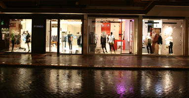 artificial lighting, Bari, eye level view, Italia , mannequin, night, object, Puglia, retail, shop, street, winter