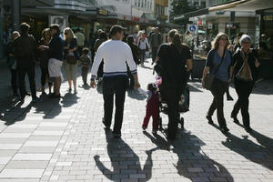 autumn, backlight, Bielefeld, bright, casual, crowd, day, Deutschland, eye level view, family, Nordrhein-Westfalen, people, street, sunny, walking