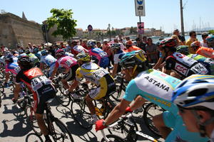 Alghero, bicycle, casual, crowd, cycling, day, eye level view, Italia , people, Sardegna, street, sunny