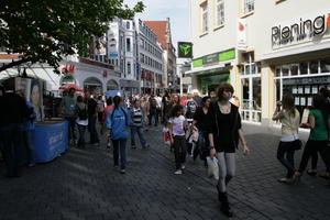 autumn, Bielefeld, bright, casual, crowd, day, Deutschland, eye level view, Nordrhein-Westfalen, people, shady, street, sunny, walking