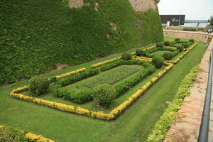 Barcelona, bush, Cataluña, day, diffuse, diffused light, elevated, green wall, hedge, natural light, park, Spain, spring