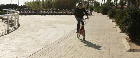 autumn, backlight, Barcelona, bright, casual, Cataluña, caucasian, cycling, day, eye level view, front, man, pavement, Spain, sunny