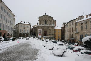 ambient light, building, cathedral, day, eye level view, Italia , Mondovi, overcast, Piemonte, residential, snow, street, winter